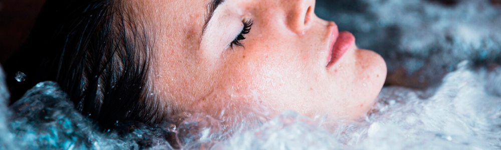 Принятие горячей ванны с солью