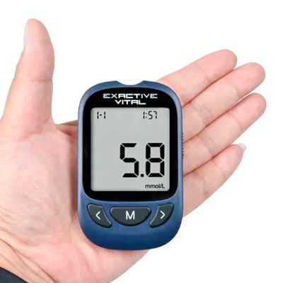 Глюкометр Exactive Vital с ланцетами и прокалывателем удобно держать в руке
